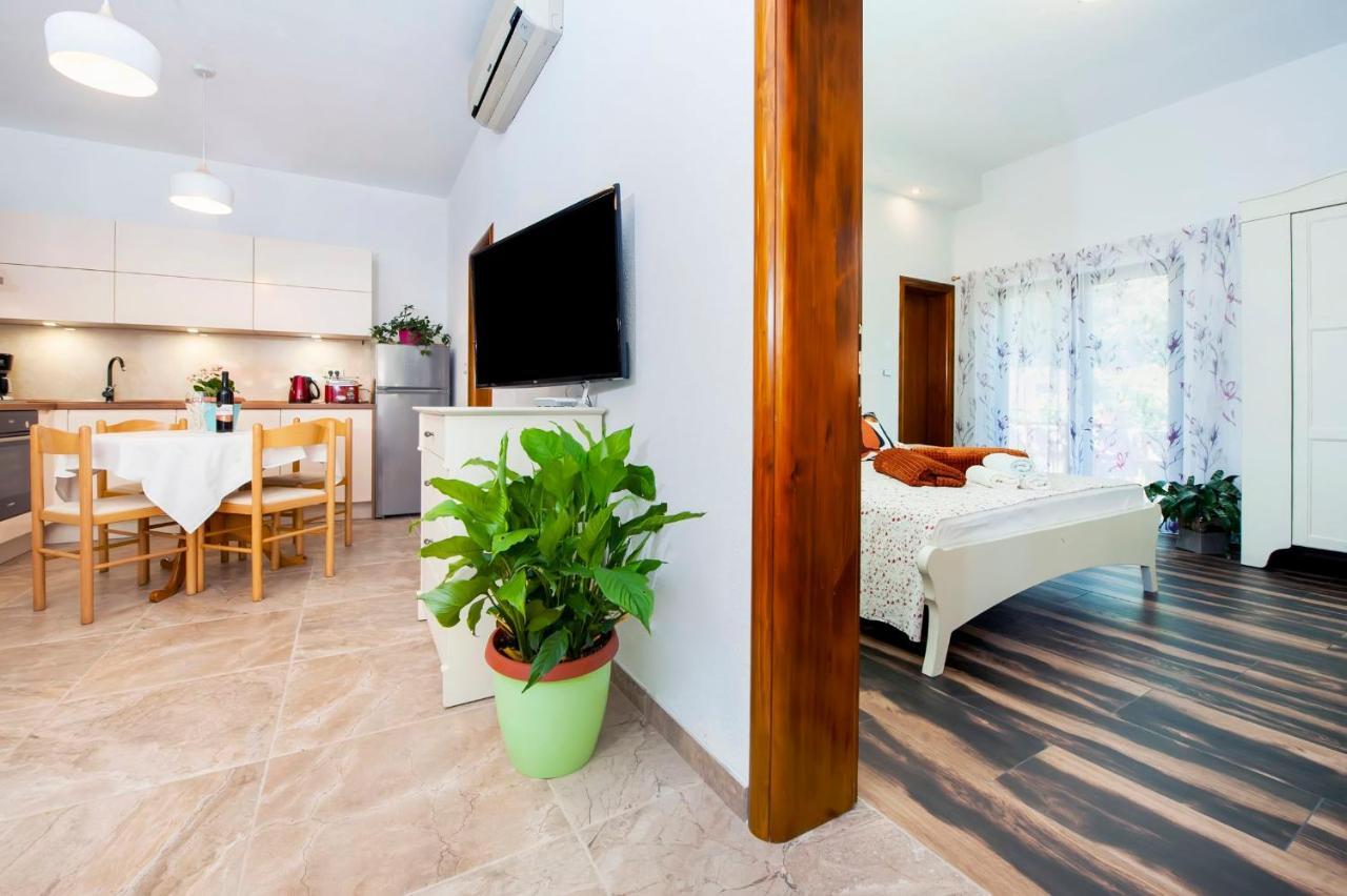 Apartments Karmen Rovinj Bagian luar foto