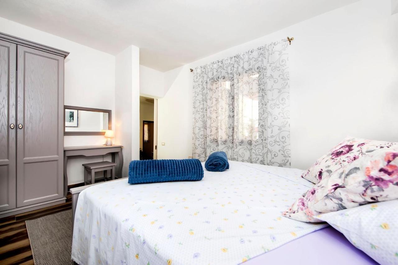 Apartments Karmen Rovinj Bagian luar foto