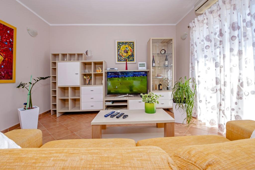 Apartments Karmen Rovinj Bagian luar foto