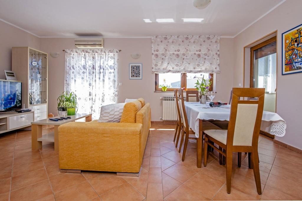 Apartments Karmen Rovinj Bagian luar foto