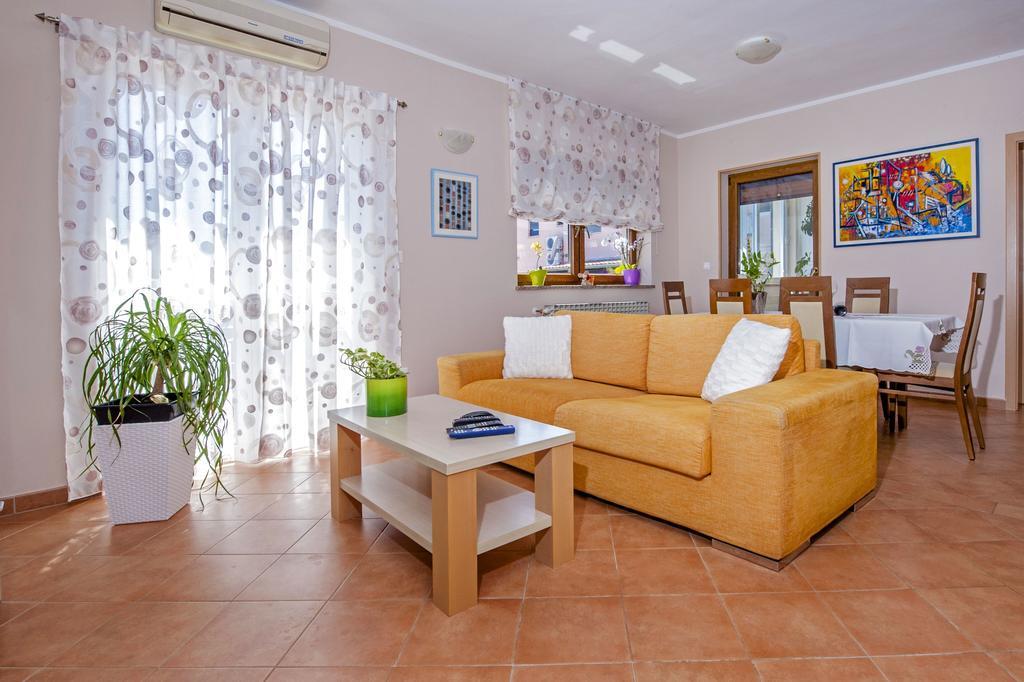 Apartments Karmen Rovinj Bagian luar foto