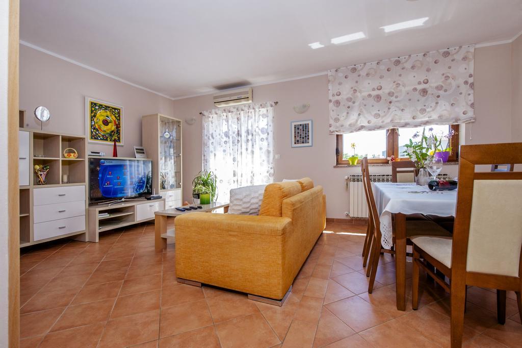Apartments Karmen Rovinj Bagian luar foto