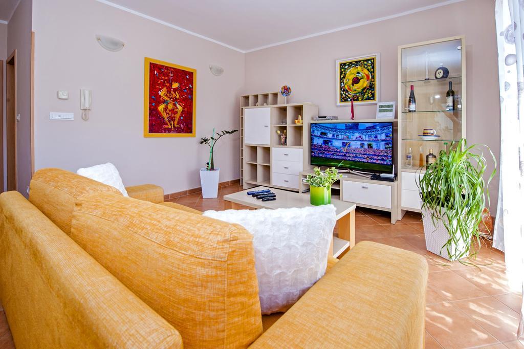 Apartments Karmen Rovinj Bagian luar foto
