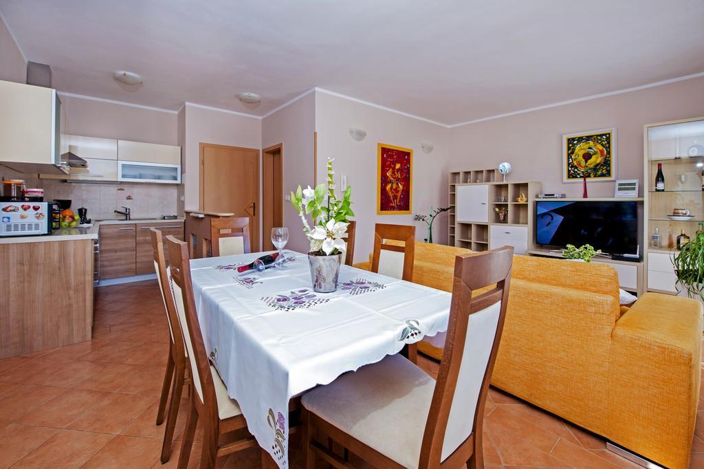 Apartments Karmen Rovinj Bagian luar foto