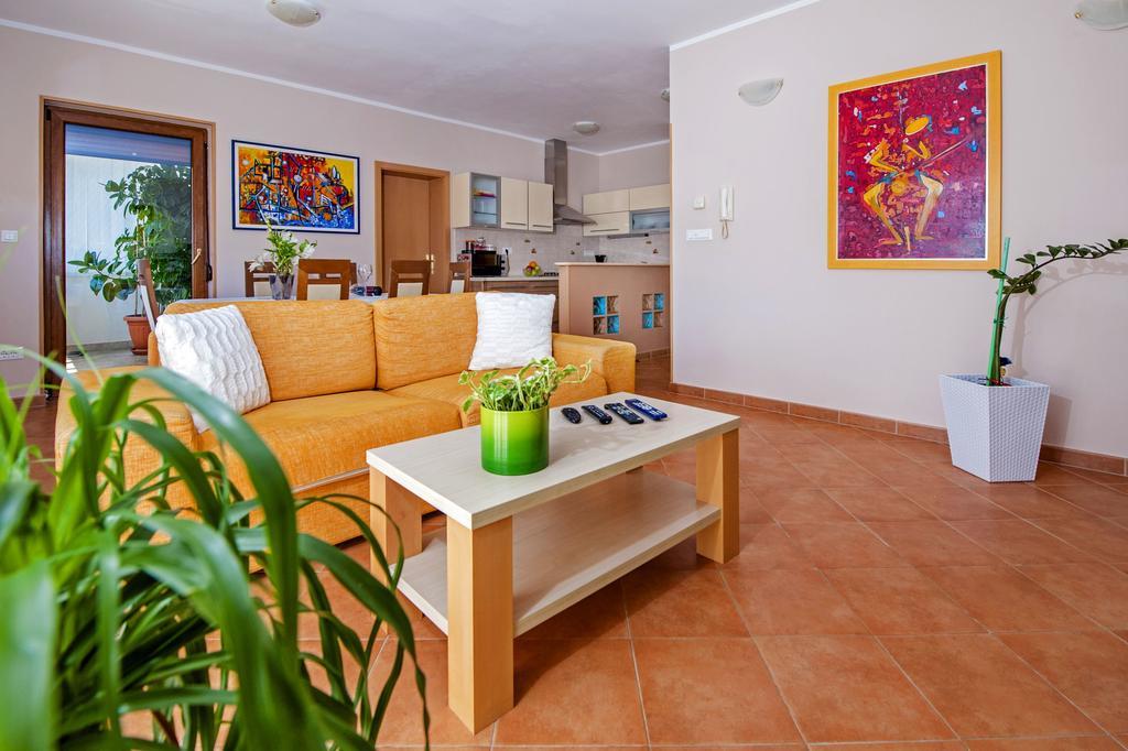 Apartments Karmen Rovinj Bagian luar foto