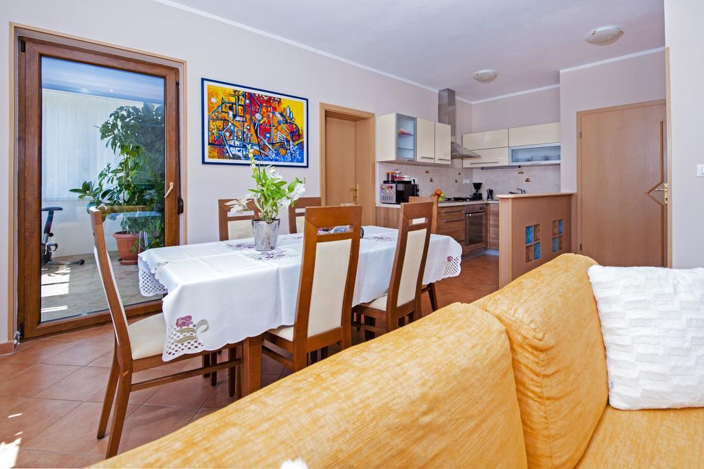 Apartments Karmen Rovinj Bagian luar foto