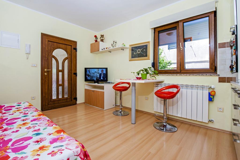 Apartments Karmen Rovinj Bagian luar foto