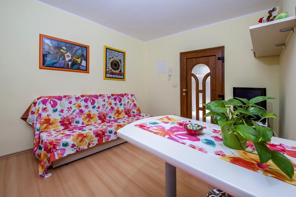 Apartments Karmen Rovinj Bagian luar foto