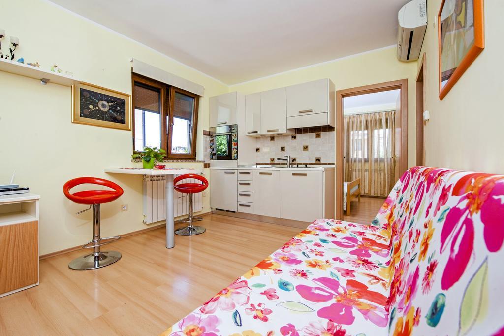 Apartments Karmen Rovinj Bagian luar foto